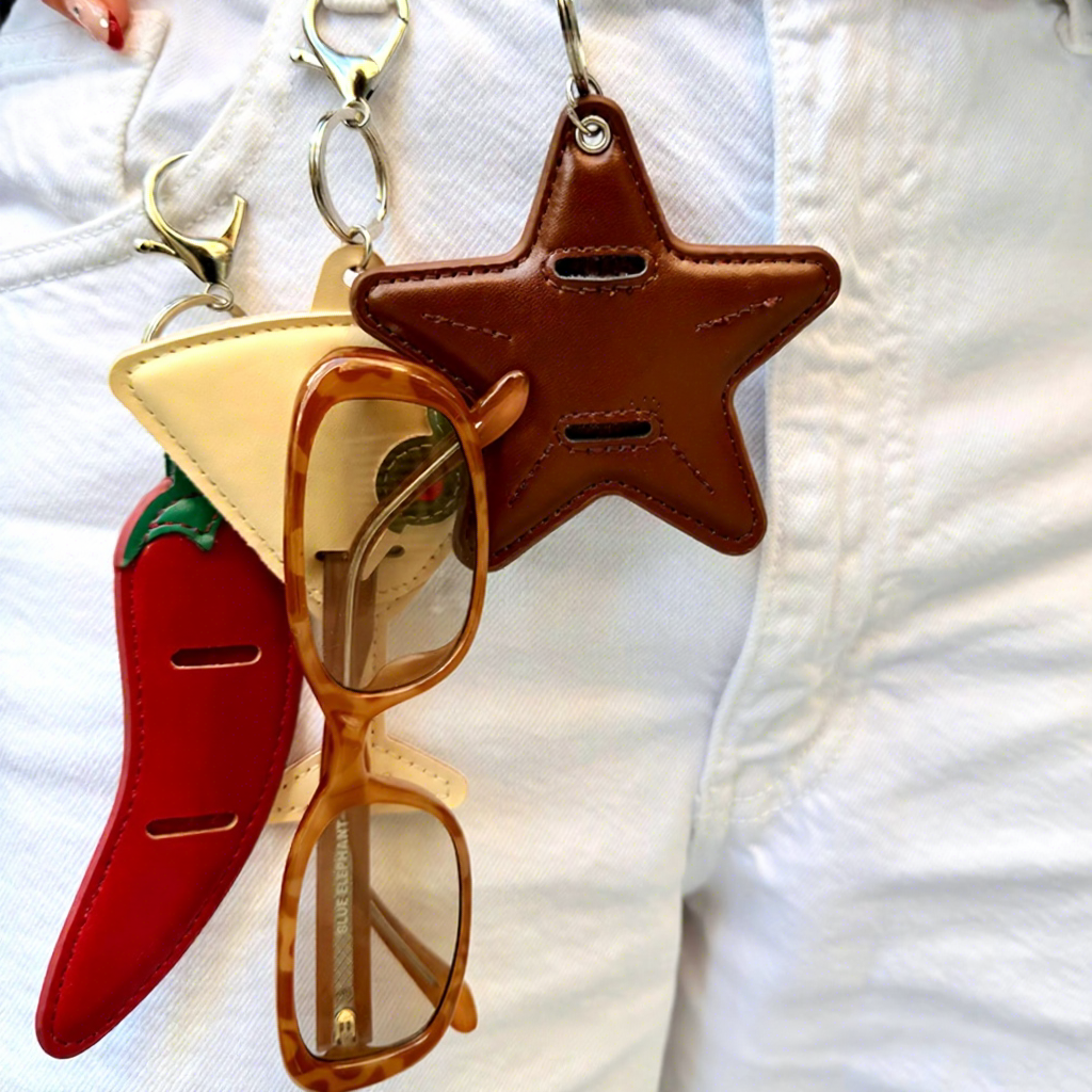 Custom Creative Star Pepper Keychain Multifunctional Eyeglass Clip Sunglasses Holder Anti Loss Storage Clip Leather Keychain