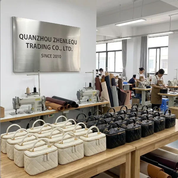 Luxury Genuine Cowhide Leather Mini Trunk Bag Wholesale Factory Price Small Box Handbag for Women Designer Top-Tier